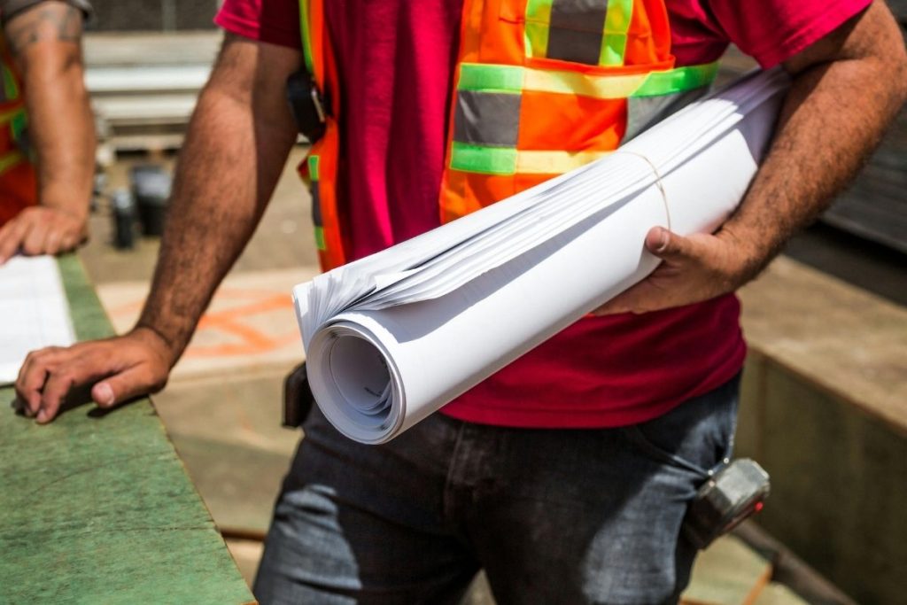 Direito do trabalhador: empresa que não oferece assentos a quem passa o dia em pé pode gerar indenização ao funcionário