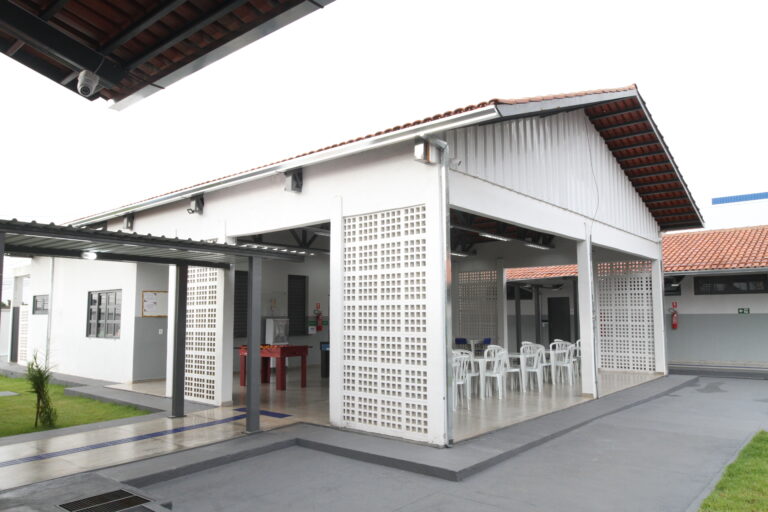 Com quadra coberta e laboratórios, novo Colégio Estadual Violeta Pitaluga é inaugurado em Anápolis