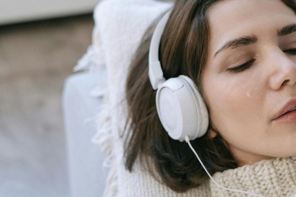 chorar ouvindo música