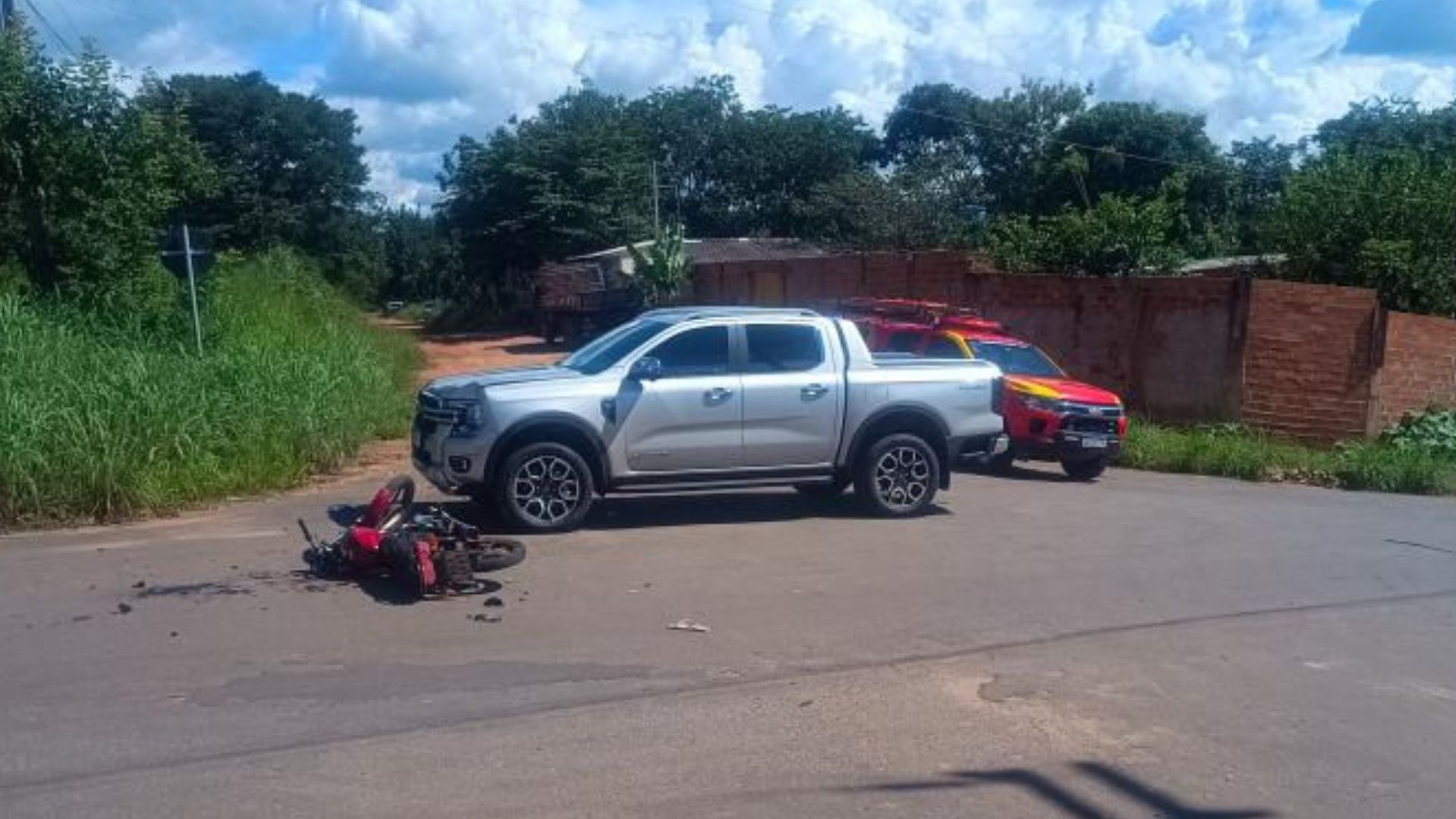 Motocicleta foi atingida por caminhonete em cruzamento. 