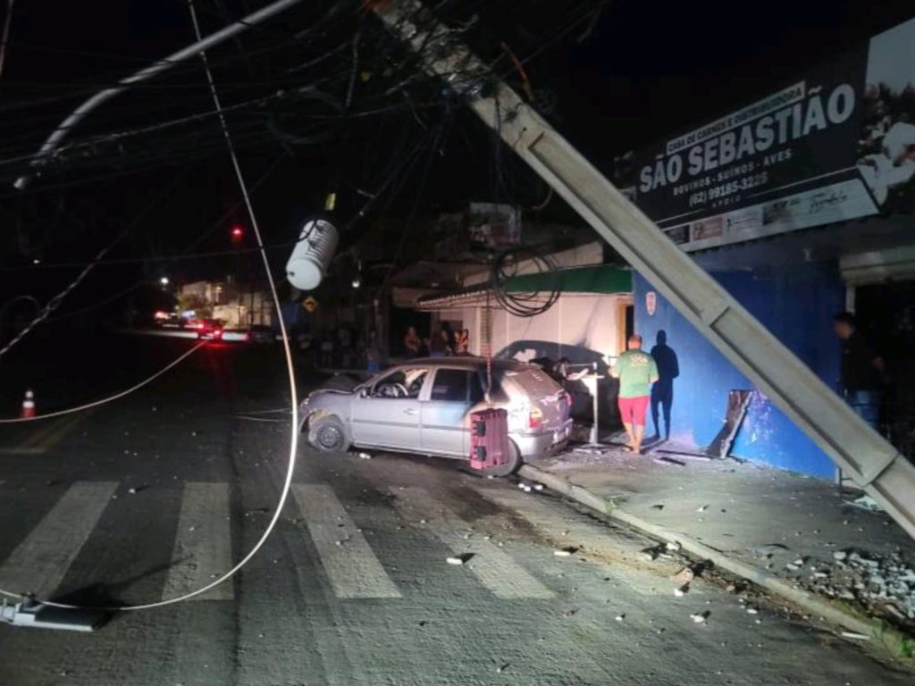 Poste ficou sustentado pelos fios após a colisão. (Foto: Reprodução) motorista