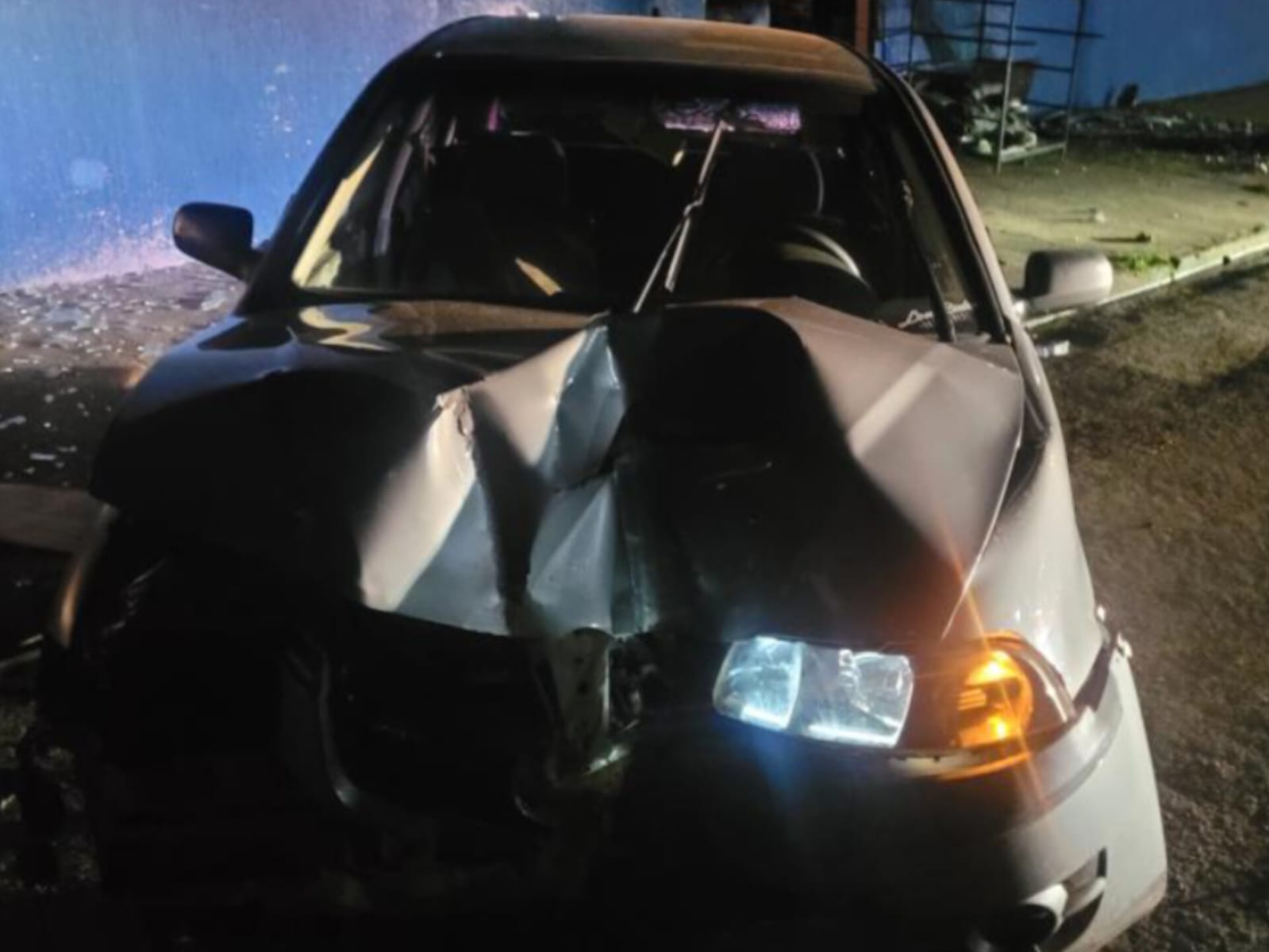 Carro ficou severamente avariado após a colisão. (Foto: Reprodução)