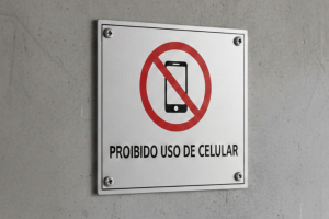 Uso de celular pelo trabalhador durante o expediente pode gerar restrições conforme regras da empresa