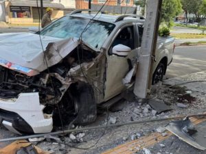 Nissan colidiu contra o poste, causando danos de grande monta. (Foto: reprodução) motorista