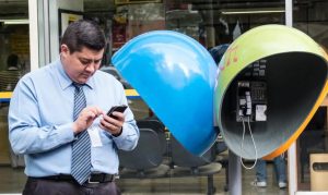 Psicologia explica por que algumas pessoas odeiam mensagens de áudio. Estudo aponta quatro características comuns ligadas a controle, tempo e processamento mental.