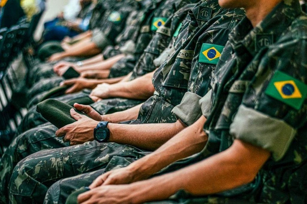 Brasileiros nascidos em 2008 precisam fazer o alistamento militar obrigatório até 30 de junho de 2026. Veja quem deve se alistar, como funciona e quais são as consequências do atraso.