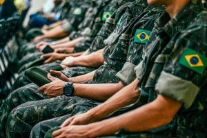 Brasileiros nascidos em 2008 precisam fazer o alistamento militar obrigatório até 30 de junho de 2026. Veja quem deve se alistar, como funciona e quais são as consequências do atraso.