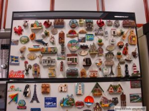 Ímãs na geladeira aumentam o consumo de energia? Veja quando eles podem elevar a conta de luz e quais cuidados simples ajudam a evitar desperdício no dia a dia.