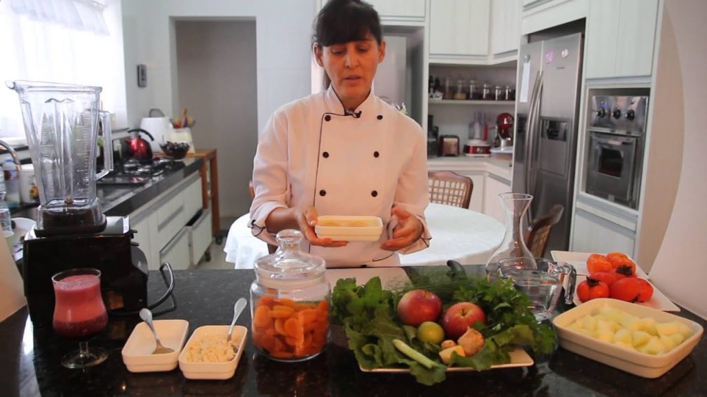 Descubra como chefs equilibram pratos salgados com truques simples como diluir, adicionar acidez ou complementar com outros ingredientes para salvar receitas sem perder sabor.