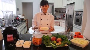 Descubra como chefs equilibram pratos salgados com truques simples como diluir, adicionar acidez ou complementar com outros ingredientes para salvar receitas sem perder sabor.