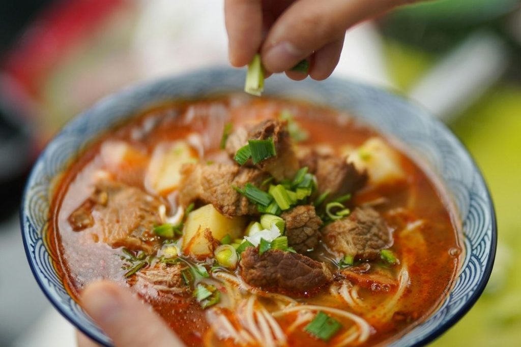O segredo dos restaurantes para salvar comida salgada e equilibrar o sabor