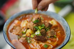 O segredo dos restaurantes para salvar comida salgada e equilibrar o sabor