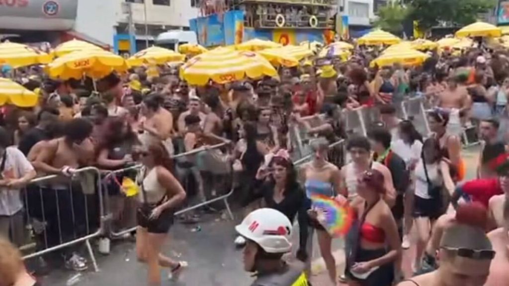 Foliões escalam muro e telhado para fugir de tumulto em bloco no centro de SP