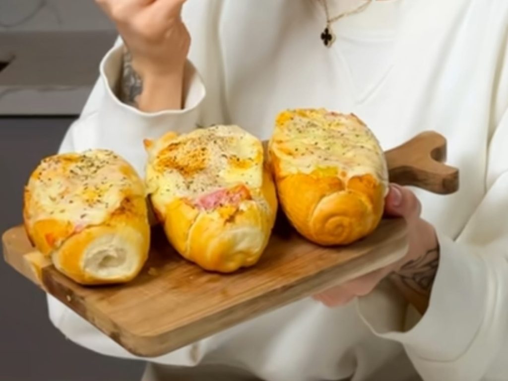 Receita de lanche da tarde rápido e delicioso: pão francês recheado que salva o dia