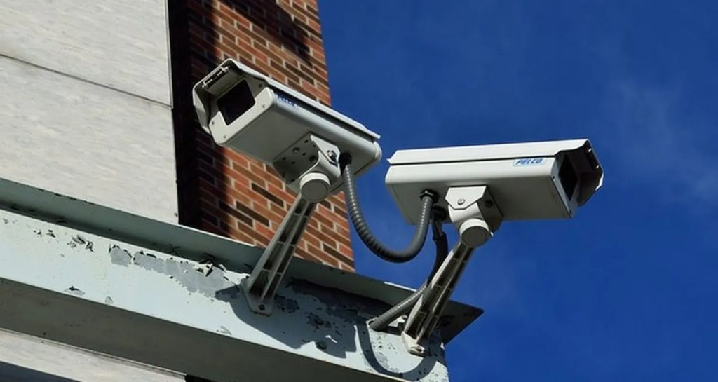Câmeras voltadas para a rua: o que diz a lei sobre filmar a porta das casas vizinhas