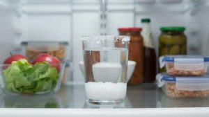 Truque simples com água e sal grosso ajuda a eliminar odores da geladeira, controla a umidade e mantém o ambiente mais saudável de forma natural