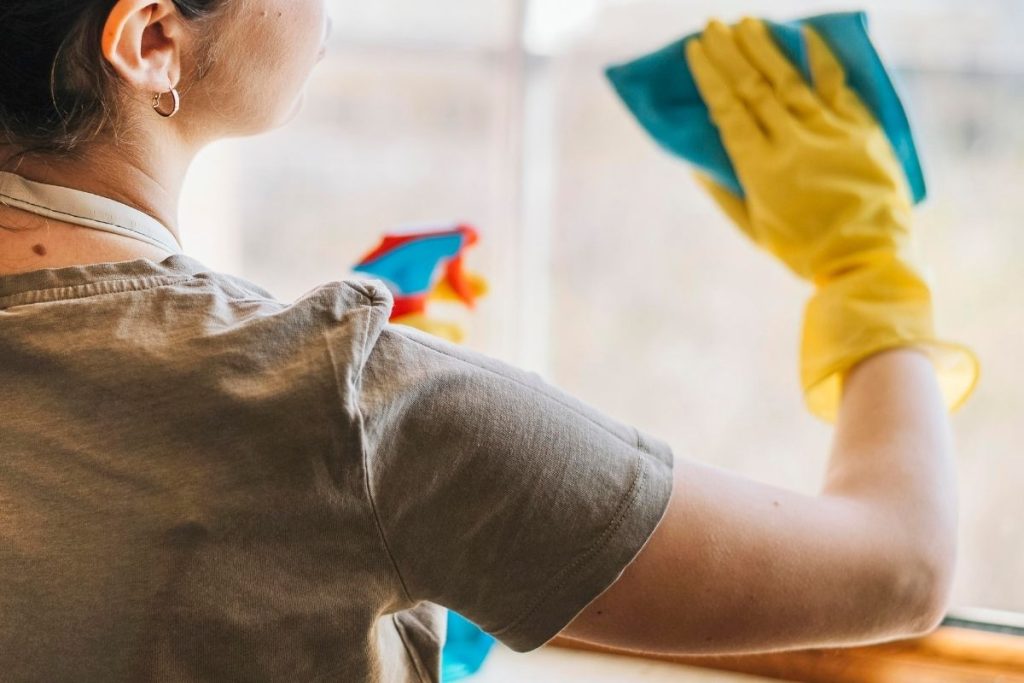 Após 545 dias afastada, faxineira é demitida e busca na Justiça indenização maior do que a paga