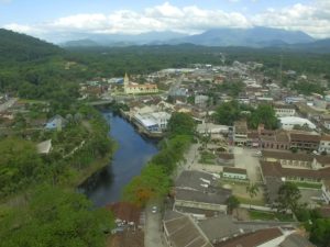 Conheça a charmosa cidade fundada em 1733 na Serra do Mar que virou destino perfeito para quem ama natureza e passeios de trem de tirar o fôlego