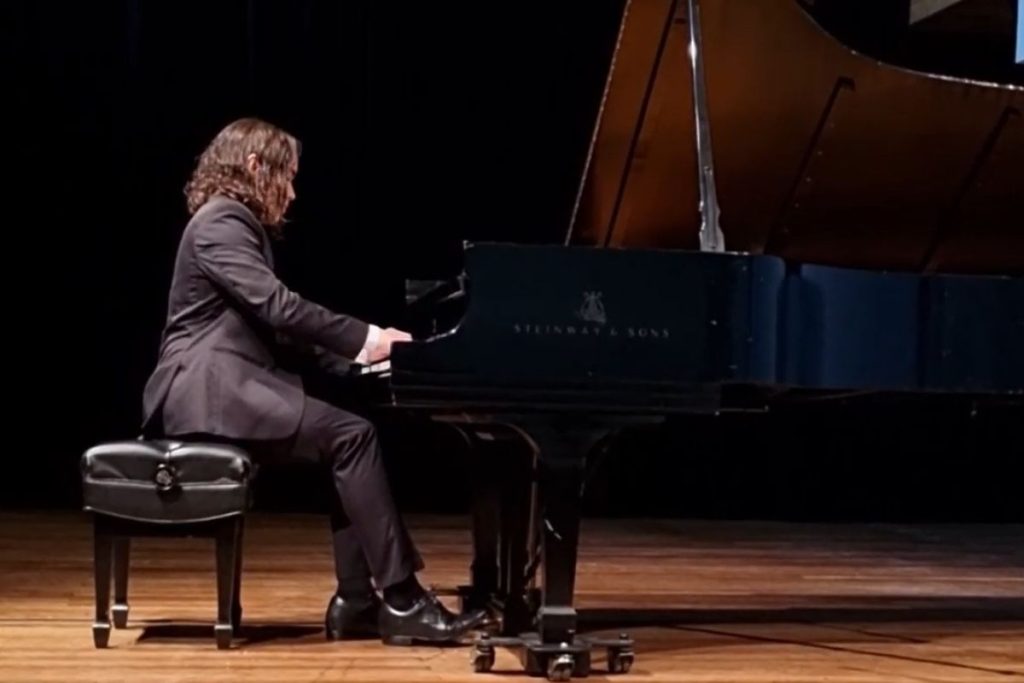 Jovem que ficou em 1º lugar em Medicina na USP escolhe seguir rumo diferente da carreira médica