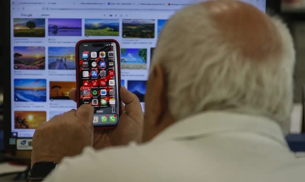 Empresas são obrigadas a pagar auxílio quando exigem que funcionários usem celular ou veículo próprio no trabalho, explica advogado trabalhista.