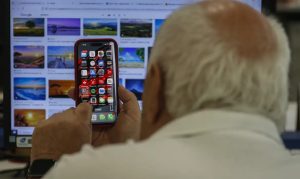 Empresas são obrigadas a pagar auxílio quando exigem que funcionários usem celular ou veículo próprio no trabalho, explica advogado trabalhista.