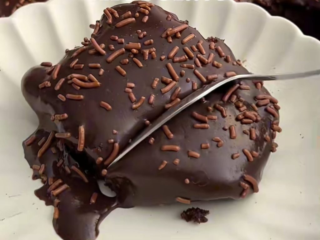 Receita de bolo de chocolate molhadinho e fácil para acompanhar o café da tarde