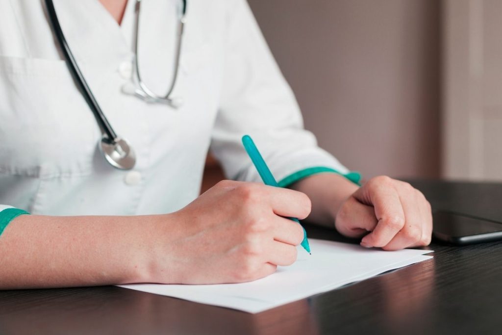 Atestado médico que dá justa causa: se o empregado apresentar, ele pode ser demitido na hora e sem direitos