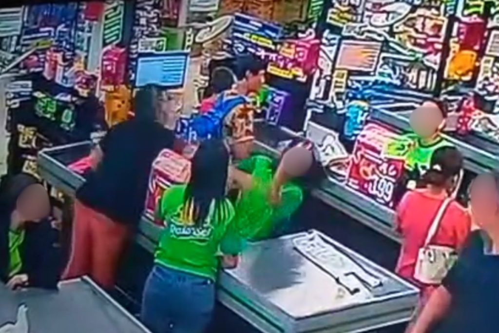 Vídeo flagra momento em que funcionária é agredida por cliente em supermercado de Trindade