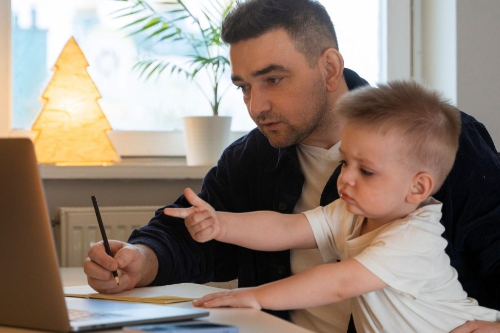 Pessoas que tiveram um dos pais sempre trabalhando desenvolveram esses 6 traços de independência, segundo a psicologia