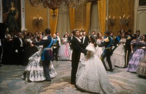 Confira séries curtas de época para maratonar antes da nova parte de Bridgerton. Lista reúne romances, dramas históricos e produções premiadas.