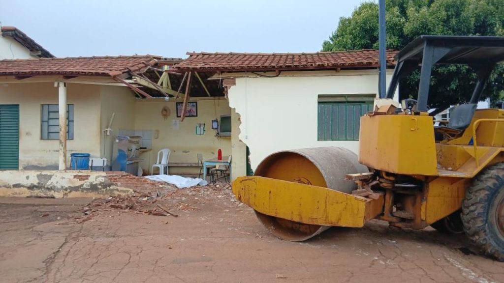 Rolo compressor destruiu o telhado e causou estragos na estrutura. (Foto: Reprodução)