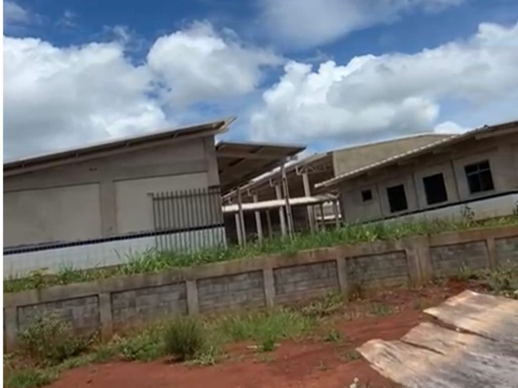 Obras da escola seguem paralisadas e com atraso de mais de um ano. (Foto: Reprodução)
