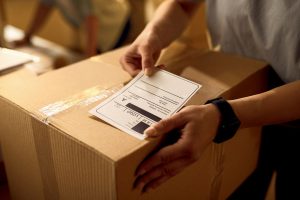 Alerta de novo golpe: consumidores brasileiros recebem produtos sem ter comprado