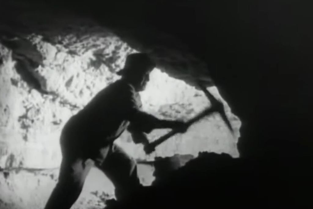 Homem passa 40 anos cavando até criar cidade subterrânea