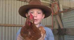 Ao ver família ameaçada por dificuldades financeiras, menino de 6 anos cria pequeno negócio de ovos e ajuda a garantir a própria rematrícula