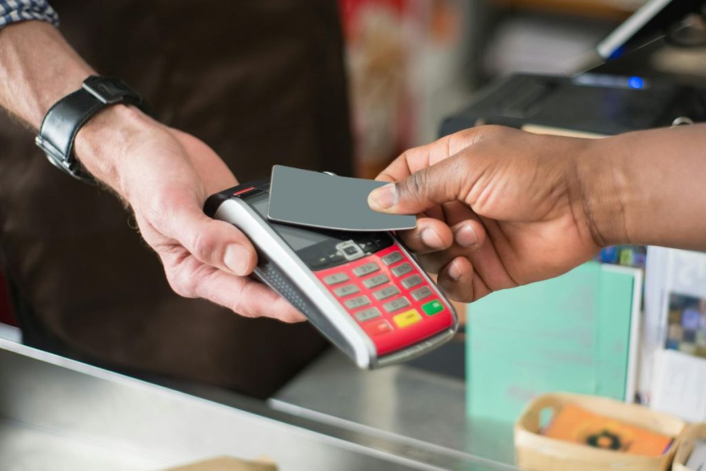 Compras pequenas do dia a dia podem virar uma bola de neve no fim do mês