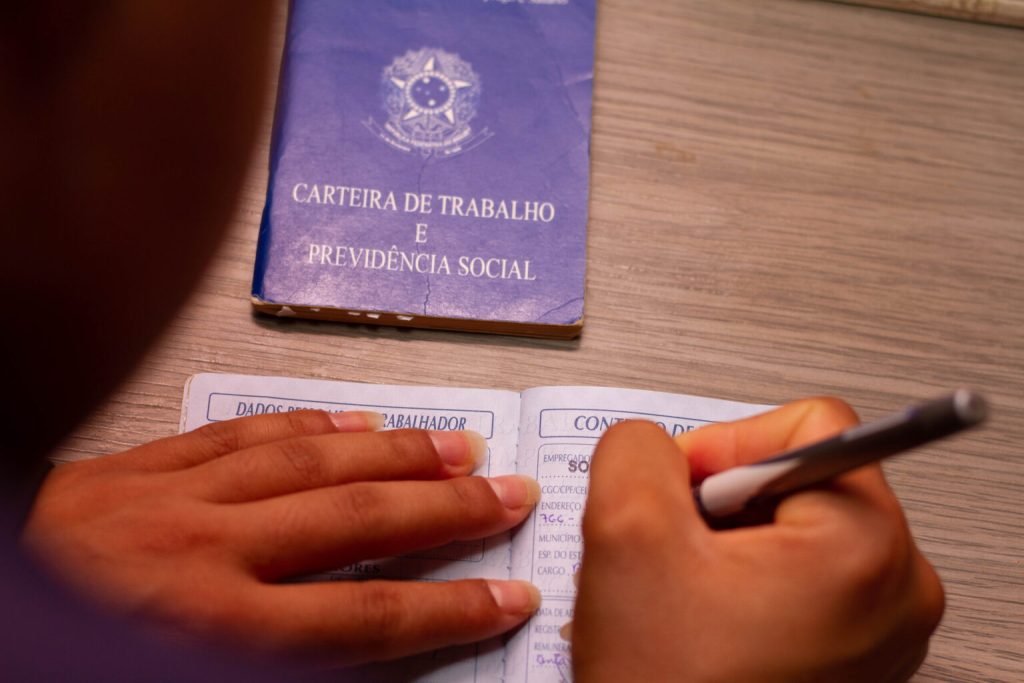 Empregadores têm até 10 dias para pagar verbas rescisórias após demissão, conforme a CLT. Veja o que inclui o pagamento e as consequências do atraso