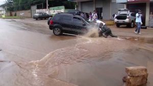 Motoristas que têm carros danificados por buracos em vias públicas podem ter direito a indenização e serviços como guincho gratuito; entenda como funciona.