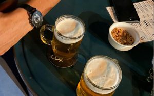 Confira 6 opções de tira-gosto para acompanhar cerveja no fim de semana. Petiscos fáceis, saborosos e ideais para reunir amigos.