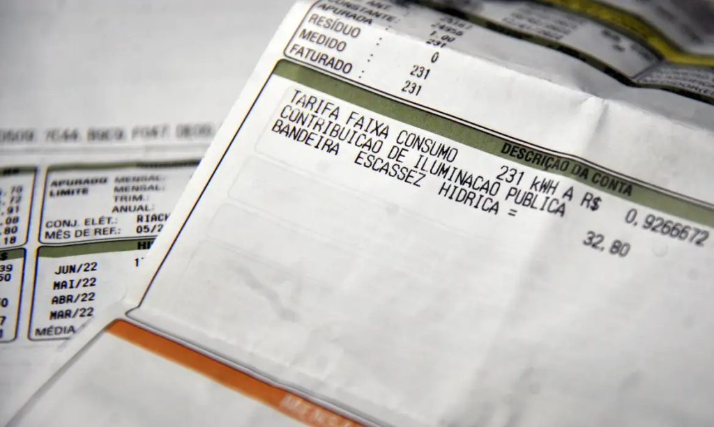 Entenda quando empresas de energia elétrica devem oferecer parcelamento da dívida antes do corte de luz e os direitos dos consumidores para evitar a suspensão do serviço.