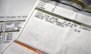 Entenda quando empresas de energia elétrica devem oferecer parcelamento da dívida antes do corte de luz e os direitos dos consumidores para evitar a suspensão do serviço.