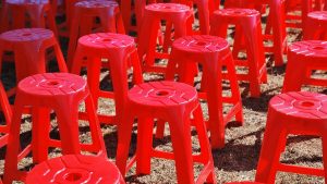 O buraquinho no meio dos bancos de plástico tem uma utilidade pouco conhecida