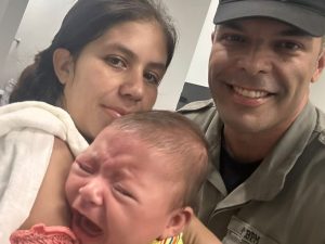 Neném foi salva após rápida intervenção dos policiais militares. (Foto: Divulgação/4°BPM)