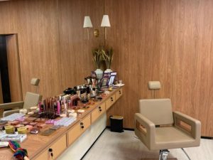 Mandado de busca e apreensão foi cumprido no salão do maquiador. (Foto: Divulgação/PC)