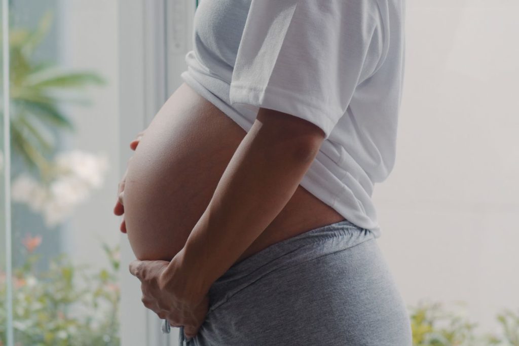 Mães solteiras podem cobrar do genitor todos os gastos que tiveram na gravidez, segundo advogada funcionária burger king