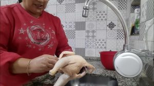 Especialistas alertam que lavar o frango antes de cozinhar pode espalhar bactérias na cozinha. Veja a forma correta de preparo.