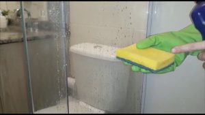 Descubra para que serve borrifar vinagre no box do banheiro e como remover calcário e manchas de forma simples e econômica.