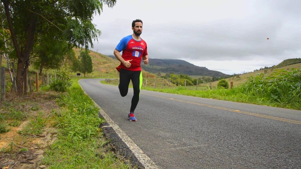 Saiba o que é a caminhada do gorila, exercício que virou tendência e ajuda a melhorar força, mobilidade, equilíbrio e coordenação.