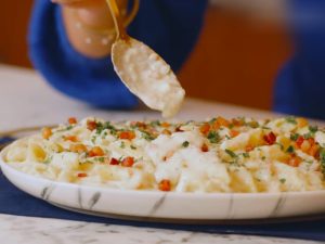 Penne ao molho de queijo, bacon e ervas: receita digna de restaurante para a hora do jantar