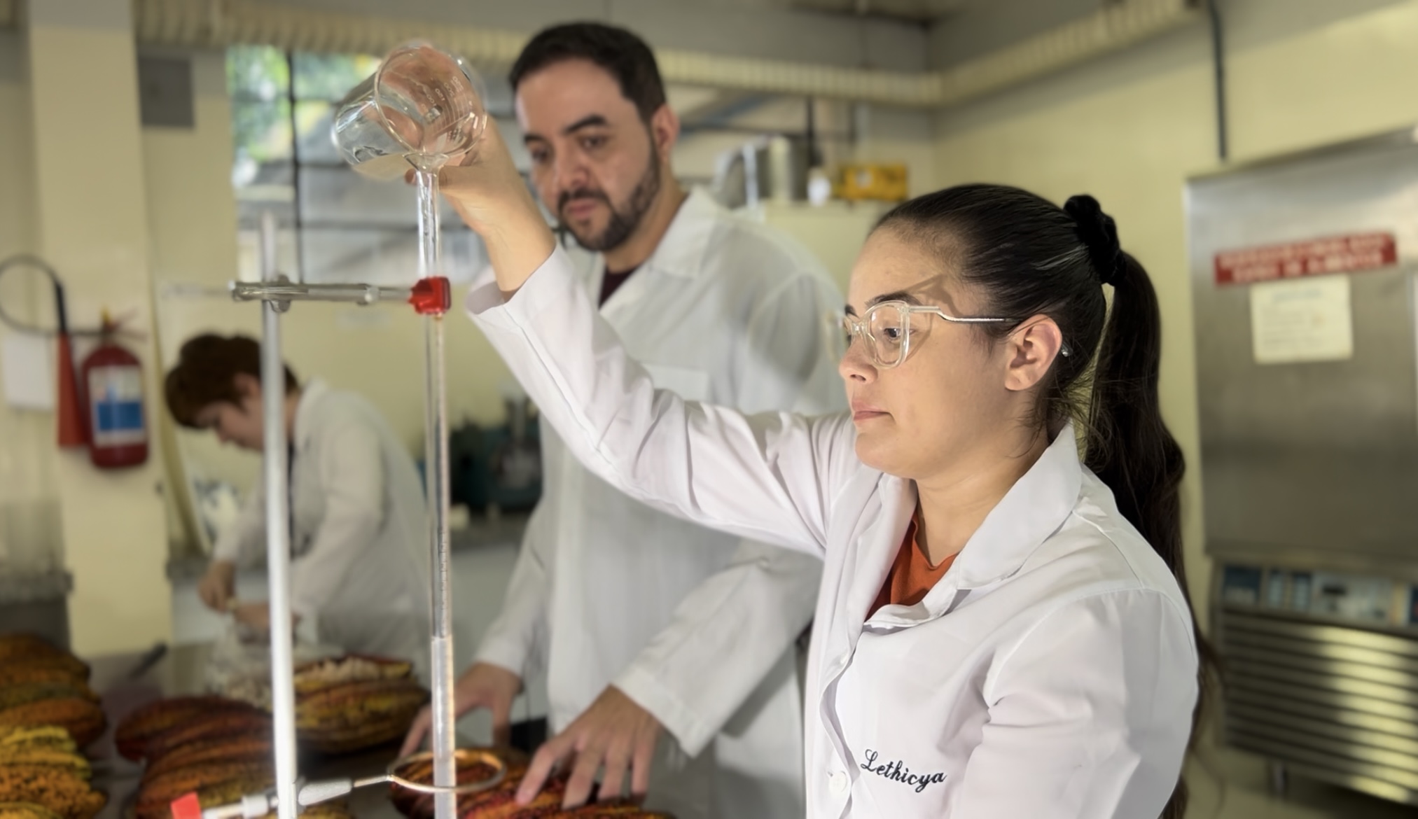 Pesquisadores no laboratório CEI UFG. 